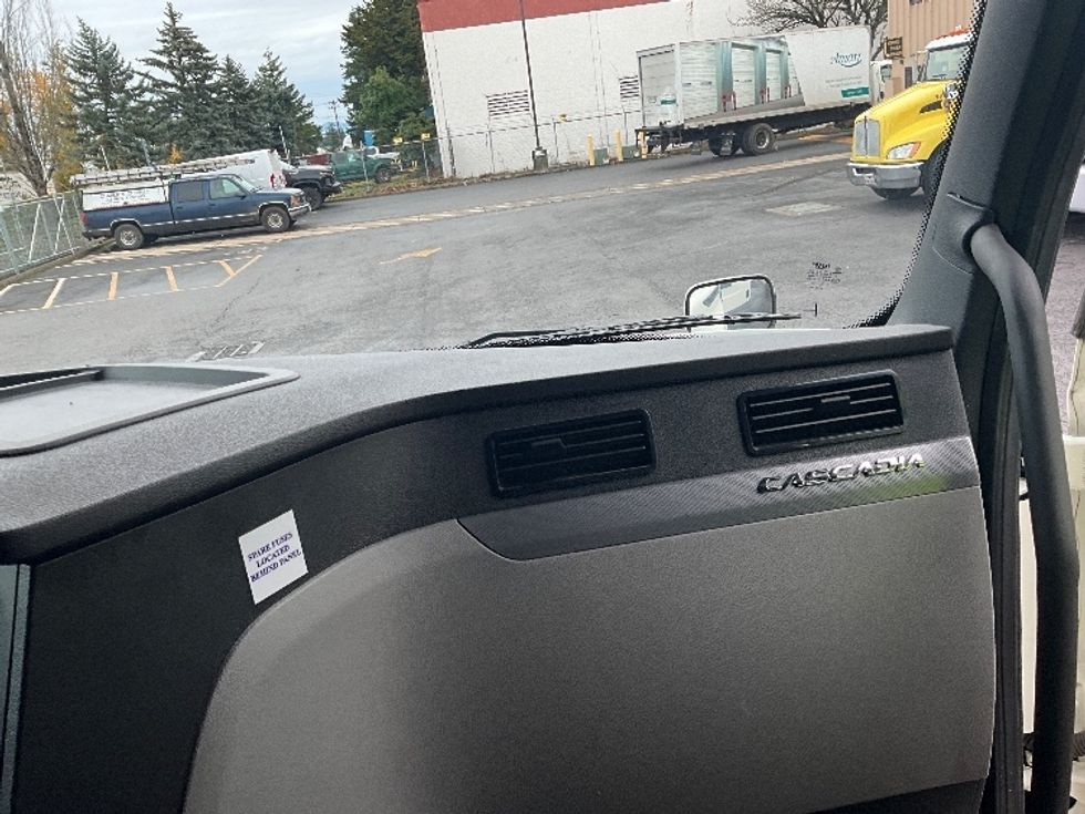 Sleeper Tractor-Heavy Duty Tractors-Freightliner-2020-T12684ST-Portland-OR-539,787\n\t\tmiles-$ 69,000 - Image 14