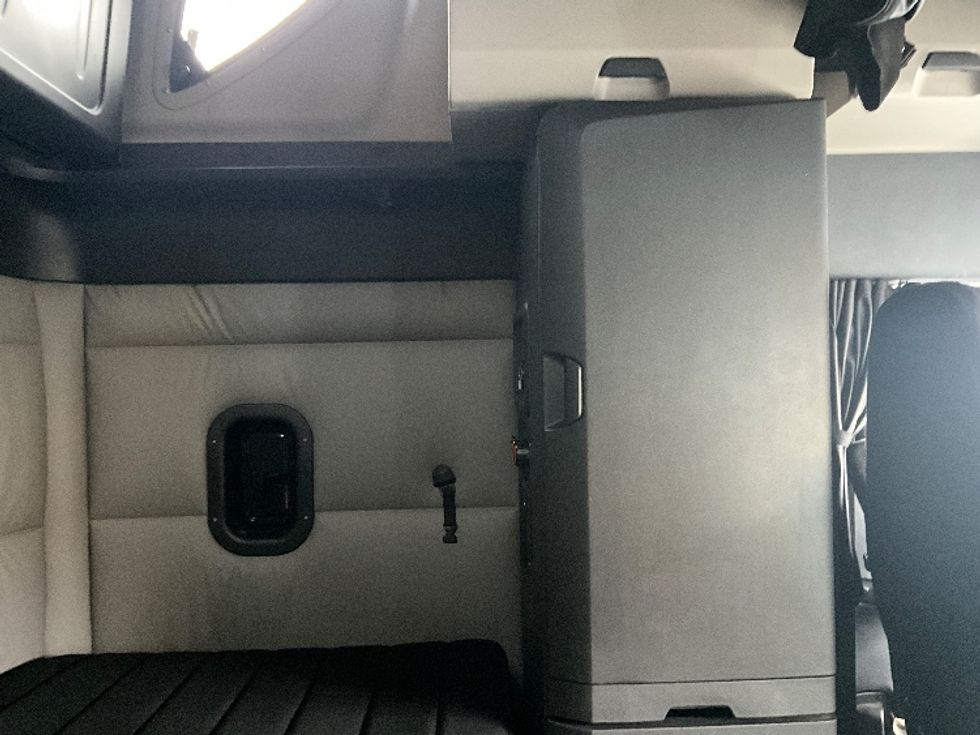 Sleeper Tractor-Heavy Duty Tractors-Freightliner-2020-T12684ST-Portland-OR-539,787\n\t\tmiles-$ 69,000 - Image 18