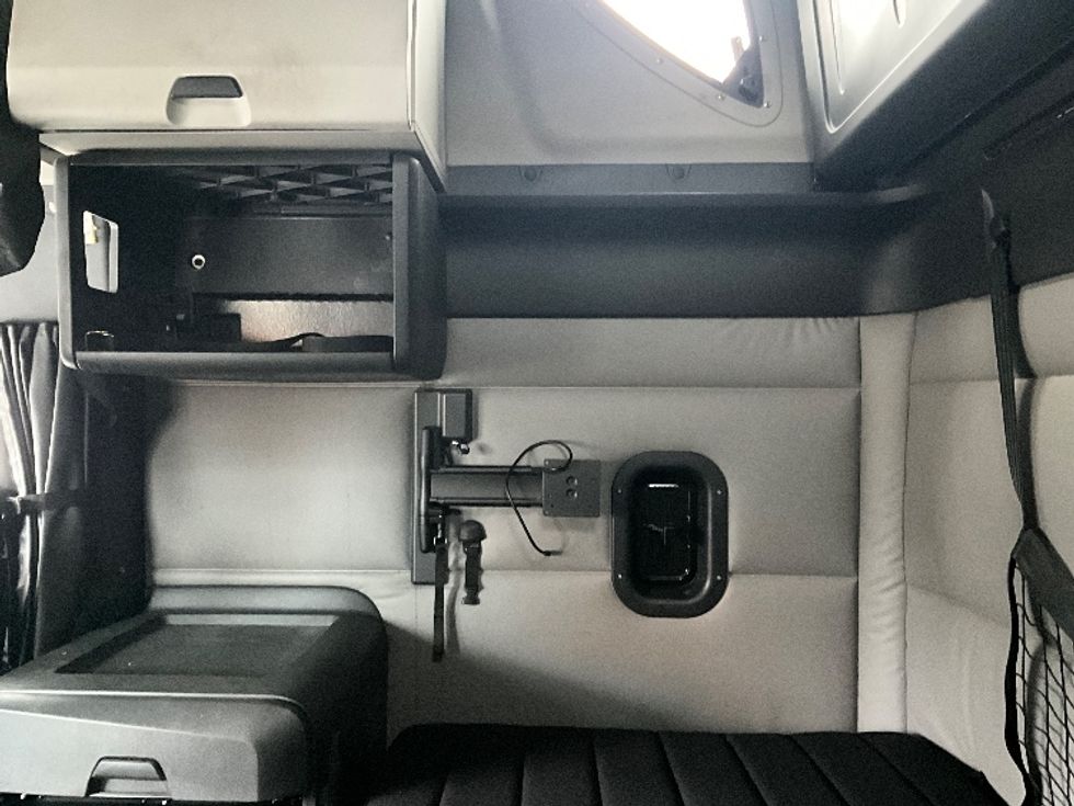 Sleeper Tractor-Heavy Duty Tractors-Freightliner-2020-T12684ST-Portland-OR-539,787\n\t\tmiles-$ 69,000 - Image 19