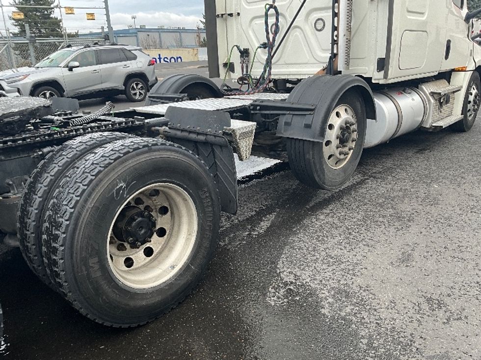 Sleeper Tractor-Heavy Duty Tractors-Freightliner-2020-T12684ST-Portland-OR-539,787\n\t\tmiles-$ 69,000 - Image 23