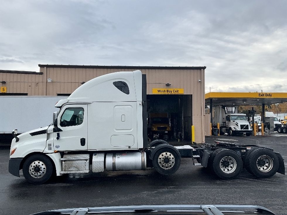 Sleeper Tractor-Heavy Duty Tractors-Freightliner-2020-T12684ST-Portland-OR-539,787\n\t\tmiles-$ 69,000 - Image 4