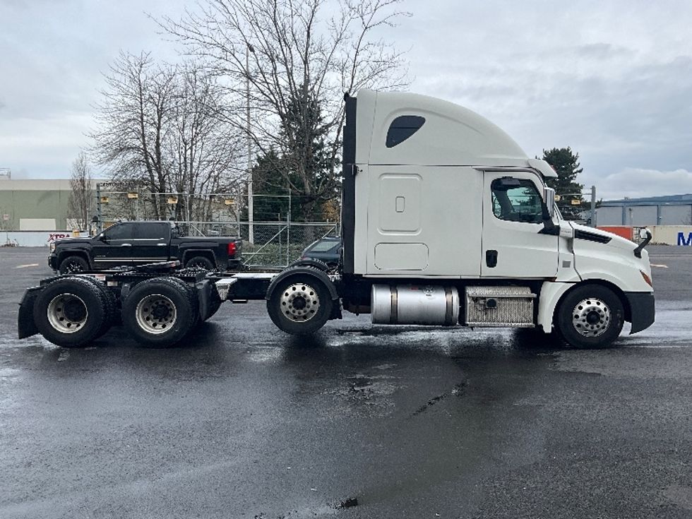 Sleeper Tractor-Heavy Duty Tractors-Freightliner-2020-T12684ST-Portland-OR-539,787\n\t\tmiles-$ 69,000 - Image 8