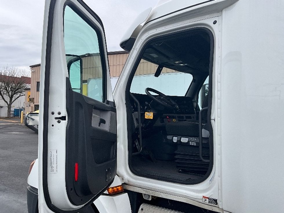 Sleeper Tractor-Heavy Duty Tractors-Freightliner-2020-T12684ST-Portland-OR-539,787\n\t\tmiles-$ 69,000 - Image 9