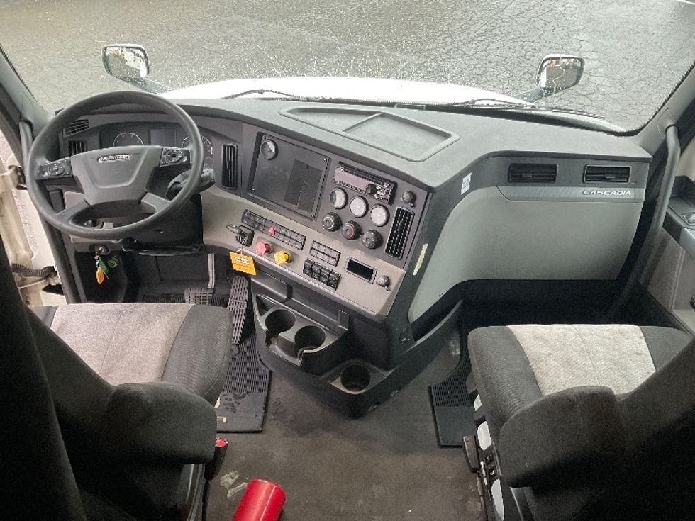 Sleeper Tractor-Heavy Duty Tractors-Freightliner-2020-T12684ST-Tacoma-WA-420,214\n\t\tmiles-$ 79,500 - Image 12