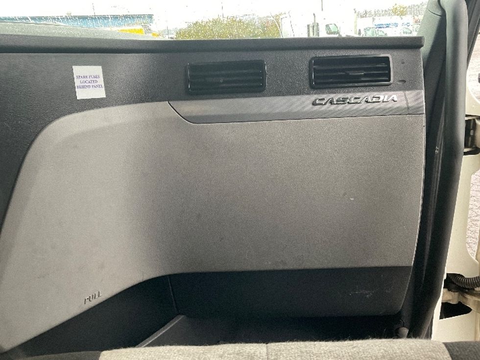 Sleeper Tractor-Heavy Duty Tractors-Freightliner-2020-T12684ST-Tacoma-WA-420,214\n\t\tmiles-$ 79,500 - Image 14