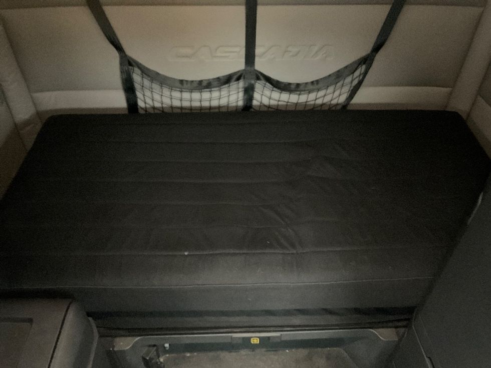 Sleeper Tractor-Heavy Duty Tractors-Freightliner-2020-T12684ST-Tacoma-WA-420,214\n\t\tmiles-$ 79,500 - Image 17