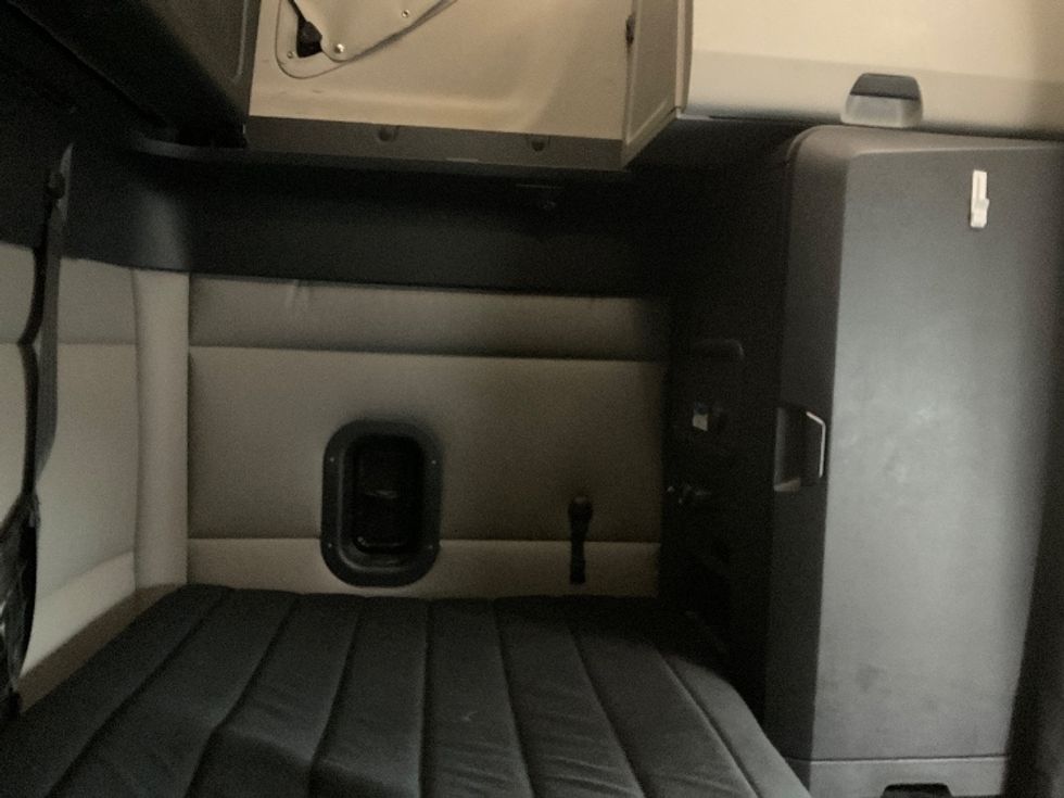 Sleeper Tractor-Heavy Duty Tractors-Freightliner-2020-T12684ST-Tacoma-WA-420,214\n\t\tmiles-$ 79,500 - Image 18