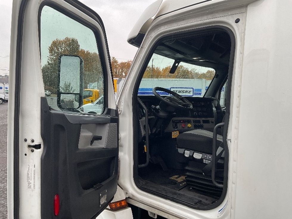 Sleeper Tractor-Heavy Duty Tractors-Freightliner-2020-T12684ST-Tacoma-WA-420,214\n\t\tmiles-$ 79,500 - Image 9