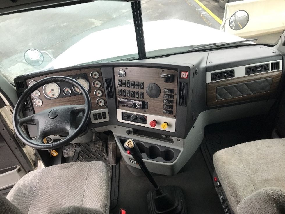 Sleeper Tractor-Heavy Duty Tractors-Freightliner-2021-D12264SD-Saint Laurent-PQ-789,995\n\t\tkm-$ 93,250 - Image 12