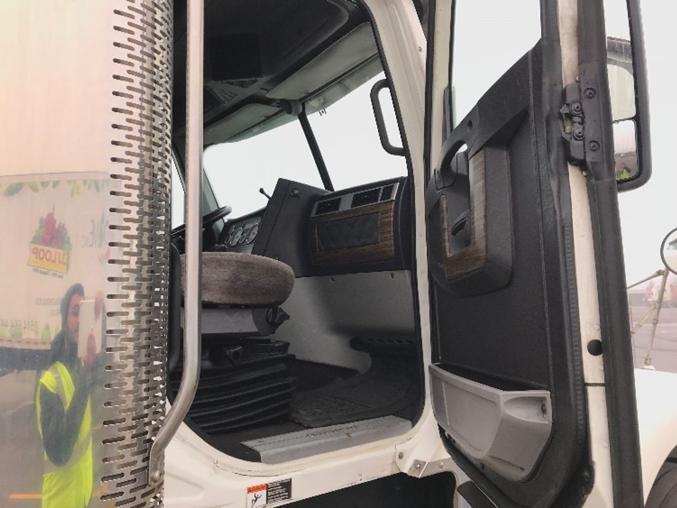 Sleeper Tractor-Heavy Duty Tractors-Freightliner-2021-D12264SD-Saint Laurent-PQ-789,995\n\t\tkm-$ 93,250 - Image 13