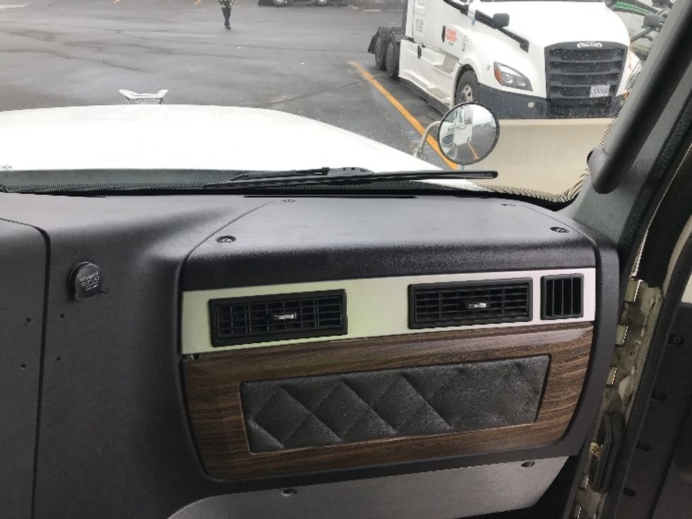 Sleeper Tractor-Heavy Duty Tractors-Freightliner-2021-D12264SD-Saint Laurent-PQ-789,995\n\t\tkm-$ 93,250 - Image 14