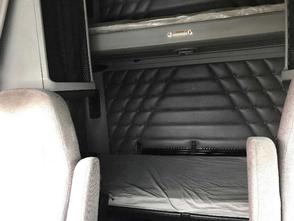 Sleeper Tractor-Heavy Duty Tractors-Freightliner-2021-D12264SD-Saint Laurent-PQ-789,995\n\t\tkm-$ 93,250 - Image 16