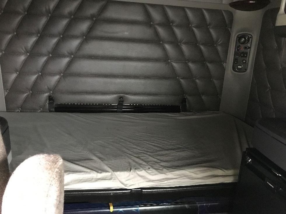 Sleeper Tractor-Heavy Duty Tractors-Freightliner-2021-D12264SD-Saint Laurent-PQ-789,995\n\t\tkm-$ 93,250 - Image 17