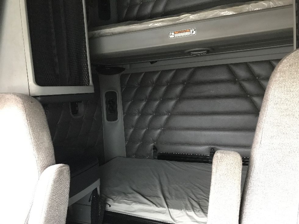 Sleeper Tractor-Heavy Duty Tractors-Freightliner-2021-D12264SD-Saint Laurent-PQ-789,995\n\t\tkm-$ 93,250 - Image 18