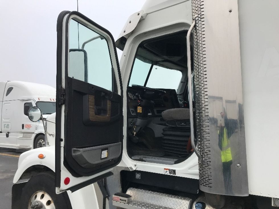 Sleeper Tractor-Heavy Duty Tractors-Freightliner-2021-D12264SD-Saint Laurent-PQ-789,995\n\t\tkm-$ 93,250 - Image 9