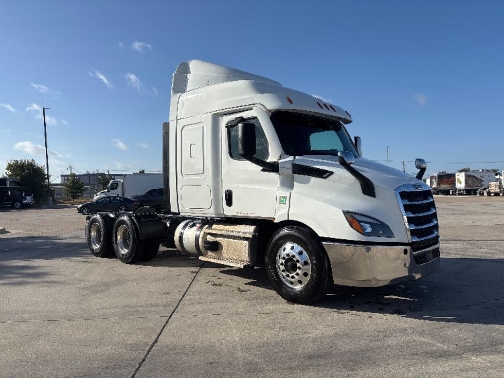 Sleeper Tractor-Heavy Duty Tractors-Freightliner-2021-T11664ST-Arlington-TX-700,369\n\t\tmiles-$ 52,250 - Image 1