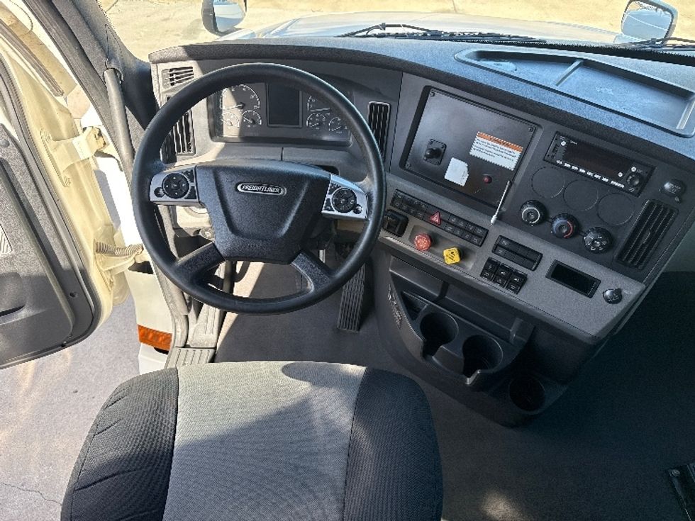 Sleeper Tractor-Heavy Duty Tractors-Freightliner-2021-T11664ST-Arlington-TX-700,369\n\t\tmiles-$ 52,250 - Image 11