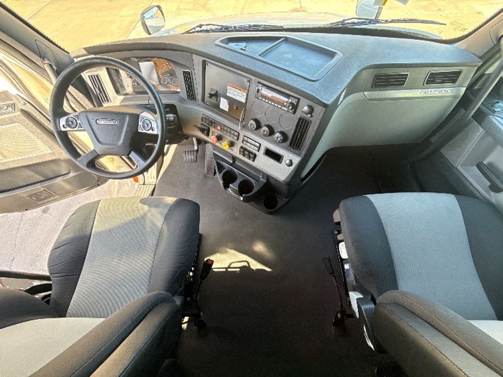 Sleeper Tractor-Heavy Duty Tractors-Freightliner-2021-T11664ST-Arlington-TX-700,369\n\t\tmiles-$ 52,250 - Image 12