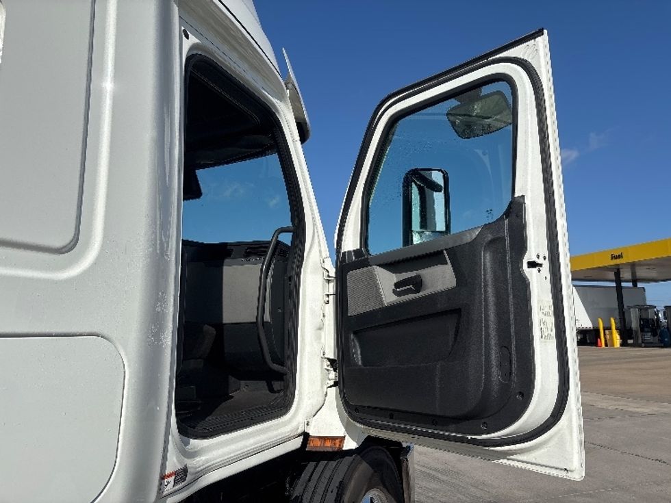 Sleeper Tractor-Heavy Duty Tractors-Freightliner-2021-T11664ST-Arlington-TX-700,369\n\t\tmiles-$ 52,250 - Image 13