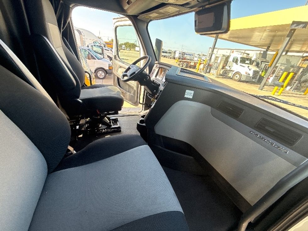 Sleeper Tractor-Heavy Duty Tractors-Freightliner-2021-T11664ST-Arlington-TX-700,369\n\t\tmiles-$ 52,250 - Image 15