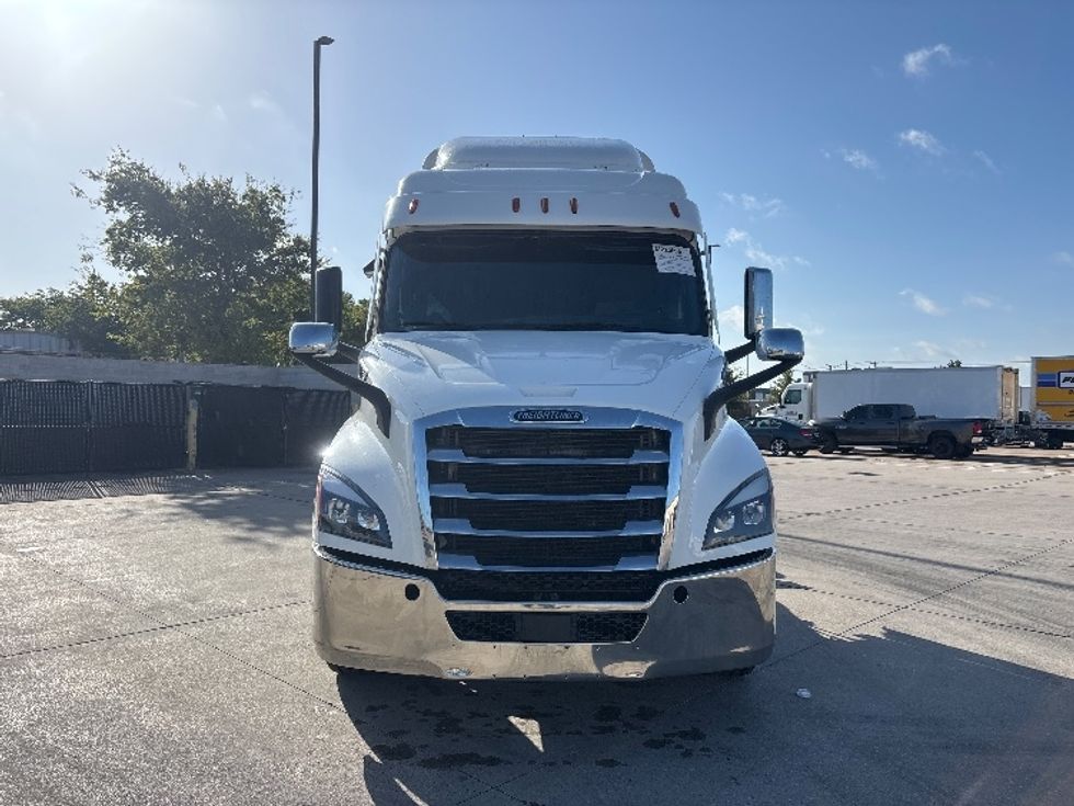 Sleeper Tractor-Heavy Duty Tractors-Freightliner-2021-T11664ST-Arlington-TX-700,369\n\t\tmiles-$ 52,250 - Image 2