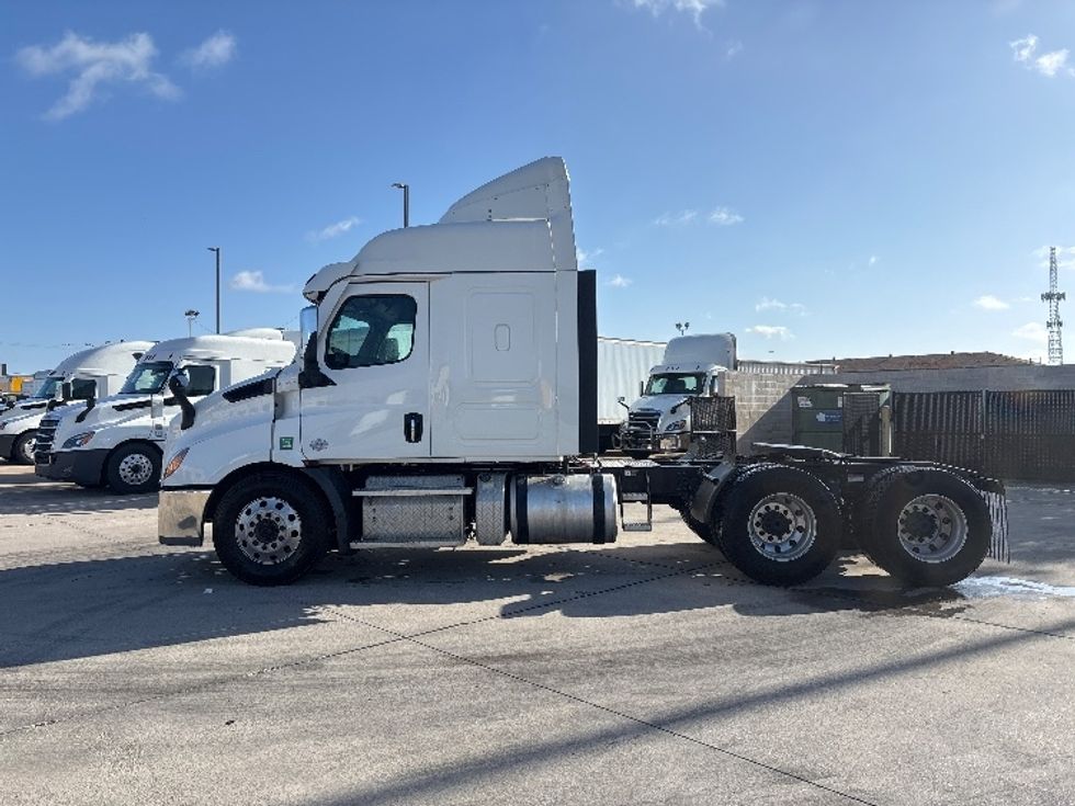 Sleeper Tractor-Heavy Duty Tractors-Freightliner-2021-T11664ST-Arlington-TX-700,369\n\t\tmiles-$ 52,250 - Image 4