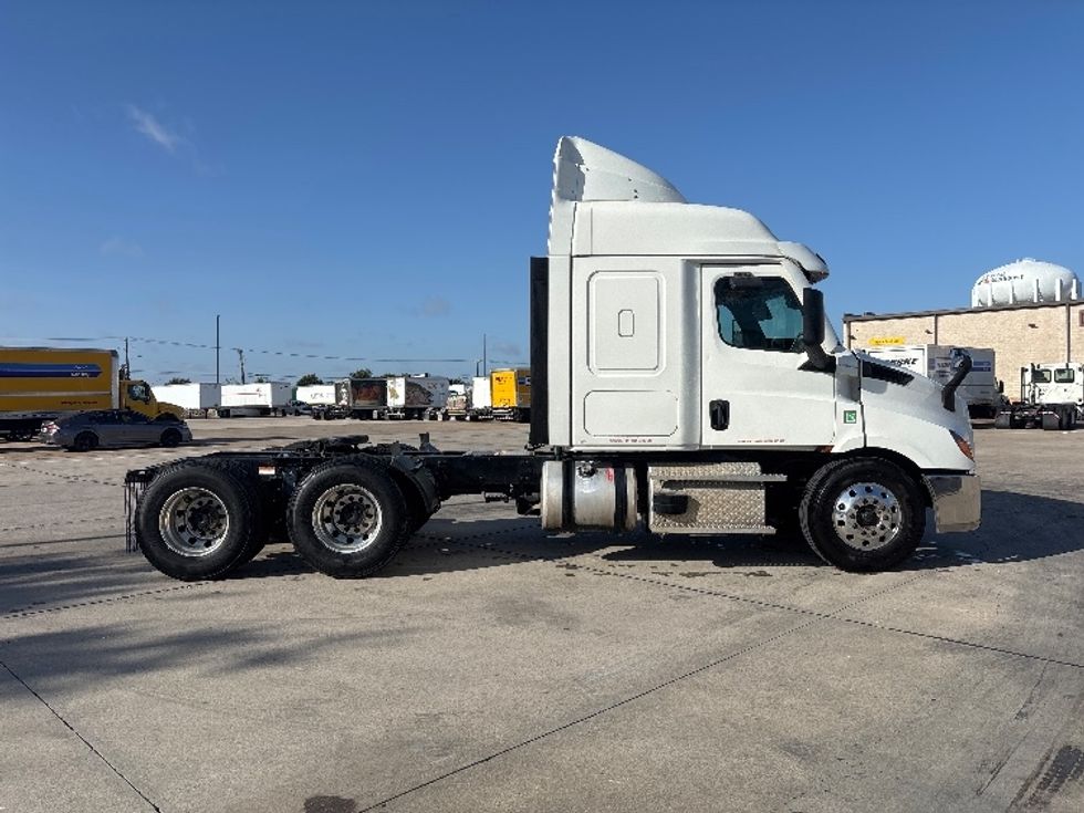 Sleeper Tractor-Heavy Duty Tractors-Freightliner-2021-T11664ST-Arlington-TX-700,369\n\t\tmiles-$ 52,250 - Image 8
