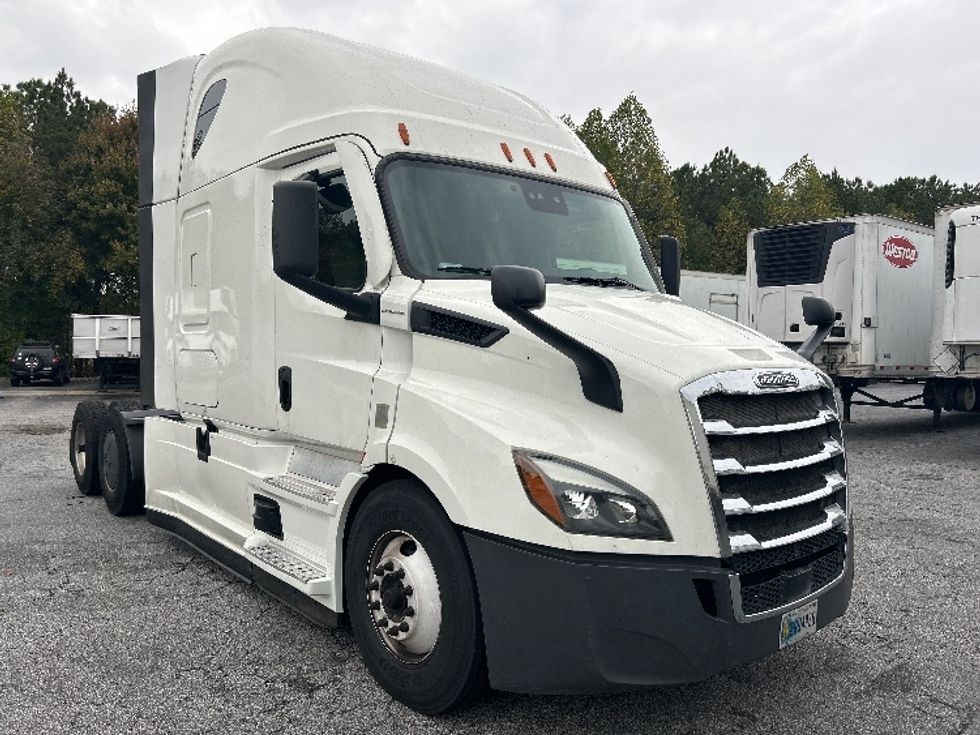 Sleeper Tractor-Heavy Duty Tractors-Freightliner-2021-T11664ST-Duluth-GA-689,732\n\t\tmiles-$ 47,000 - Image 1