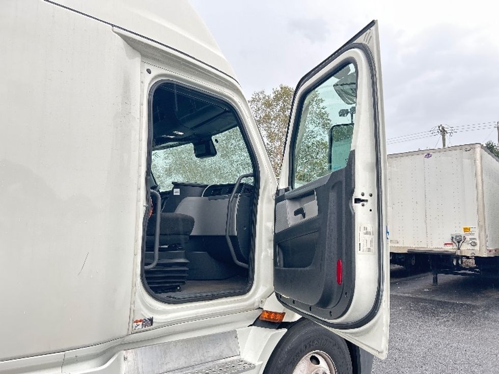 Sleeper Tractor-Heavy Duty Tractors-Freightliner-2021-T11664ST-Duluth-GA-689,732\n\t\tmiles-$ 47,000 - Image 13