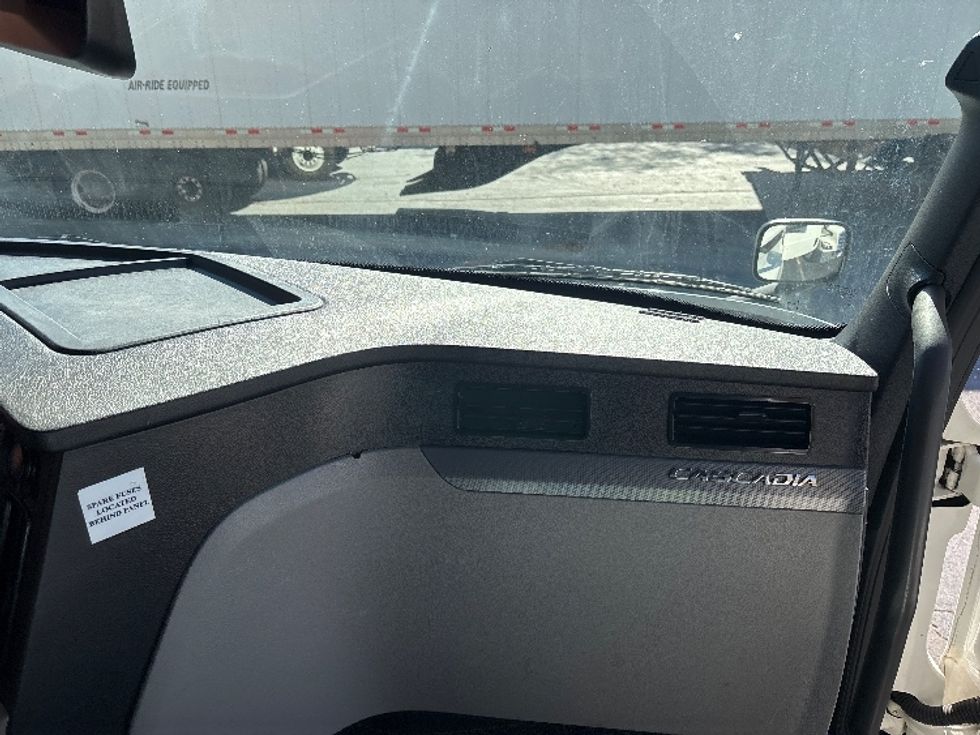 Sleeper Tractor-Heavy Duty Tractors-Freightliner-2021-T11664ST-Duluth-GA-689,732\n\t\tmiles-$ 47,000 - Image 14