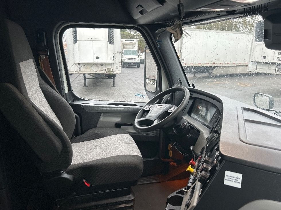 Sleeper Tractor-Heavy Duty Tractors-Freightliner-2021-T11664ST-Duluth-GA-689,732\n\t\tmiles-$ 47,000 - Image 15