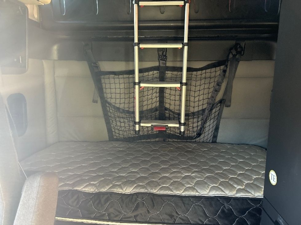 Sleeper Tractor-Heavy Duty Tractors-Freightliner-2021-T11664ST-Duluth-GA-689,732\n\t\tmiles-$ 47,000 - Image 16