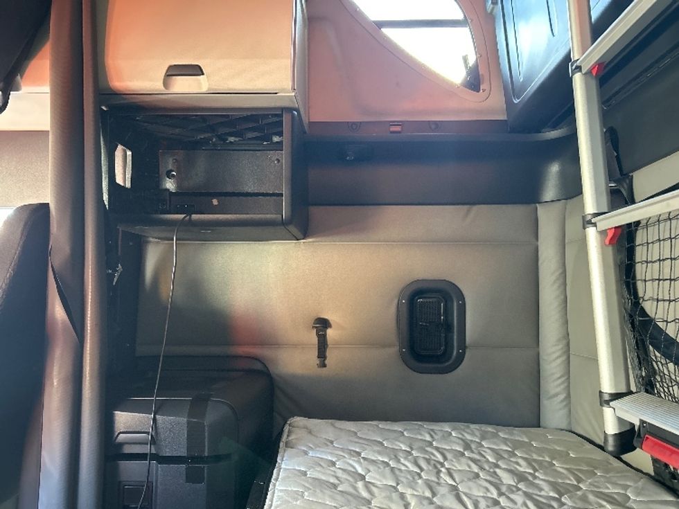 Sleeper Tractor-Heavy Duty Tractors-Freightliner-2021-T11664ST-Duluth-GA-689,732\n\t\tmiles-$ 47,000 - Image 19