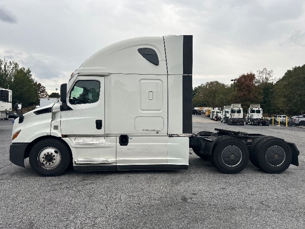 Sleeper Tractor-Heavy Duty Tractors-Freightliner-2021-T11664ST-Duluth-GA-689,732\n\t\tmiles-$ 47,000 - Image 4