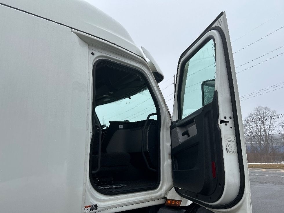 Sleeper Tractor-Heavy Duty Tractors-Freightliner-2021-T11664ST-Elmira-NY-461,880\n\t\tmiles-$ 58,750 - Image 13