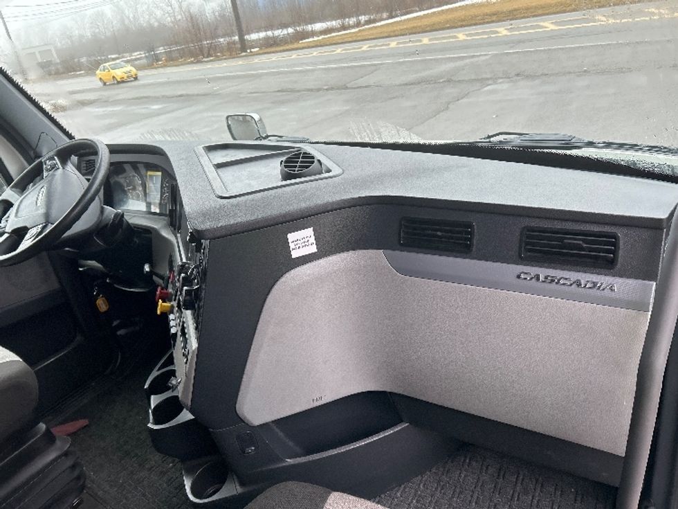 Sleeper Tractor-Heavy Duty Tractors-Freightliner-2021-T11664ST-Elmira-NY-461,880\n\t\tmiles-$ 58,750 - Image 14