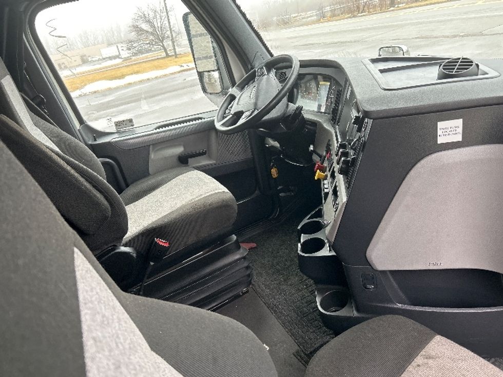 Sleeper Tractor-Heavy Duty Tractors-Freightliner-2021-T11664ST-Elmira-NY-461,880\n\t\tmiles-$ 58,750 - Image 15