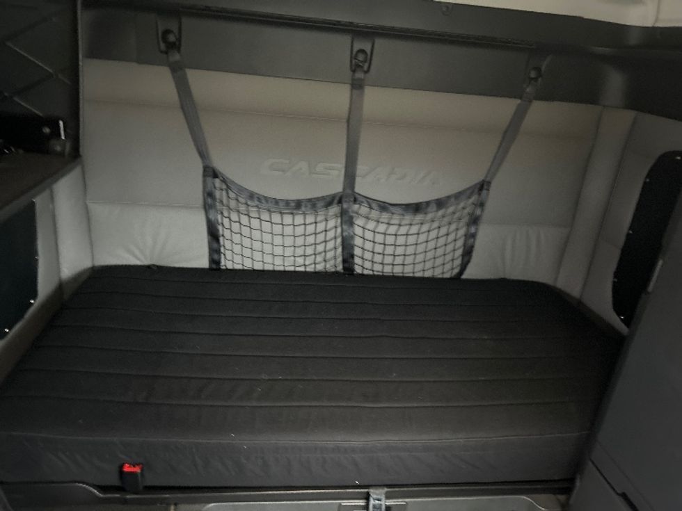 Sleeper Tractor-Heavy Duty Tractors-Freightliner-2021-T11664ST-Elmira-NY-461,880\n\t\tmiles-$ 58,750 - Image 16