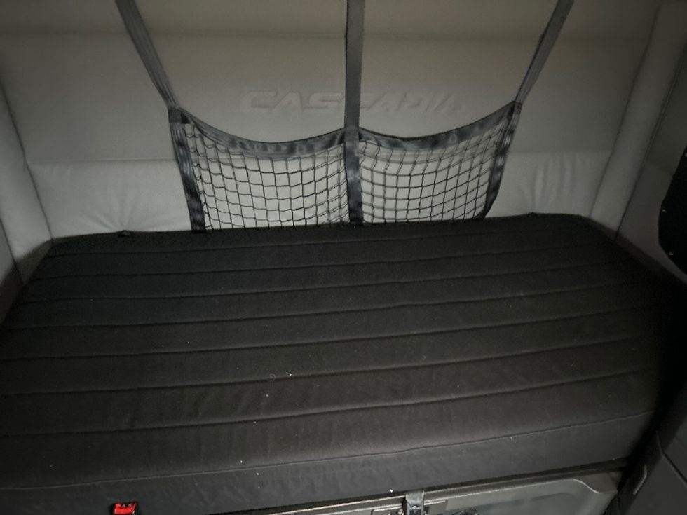 Sleeper Tractor-Heavy Duty Tractors-Freightliner-2021-T11664ST-Elmira-NY-461,880\n\t\tmiles-$ 58,750 - Image 17