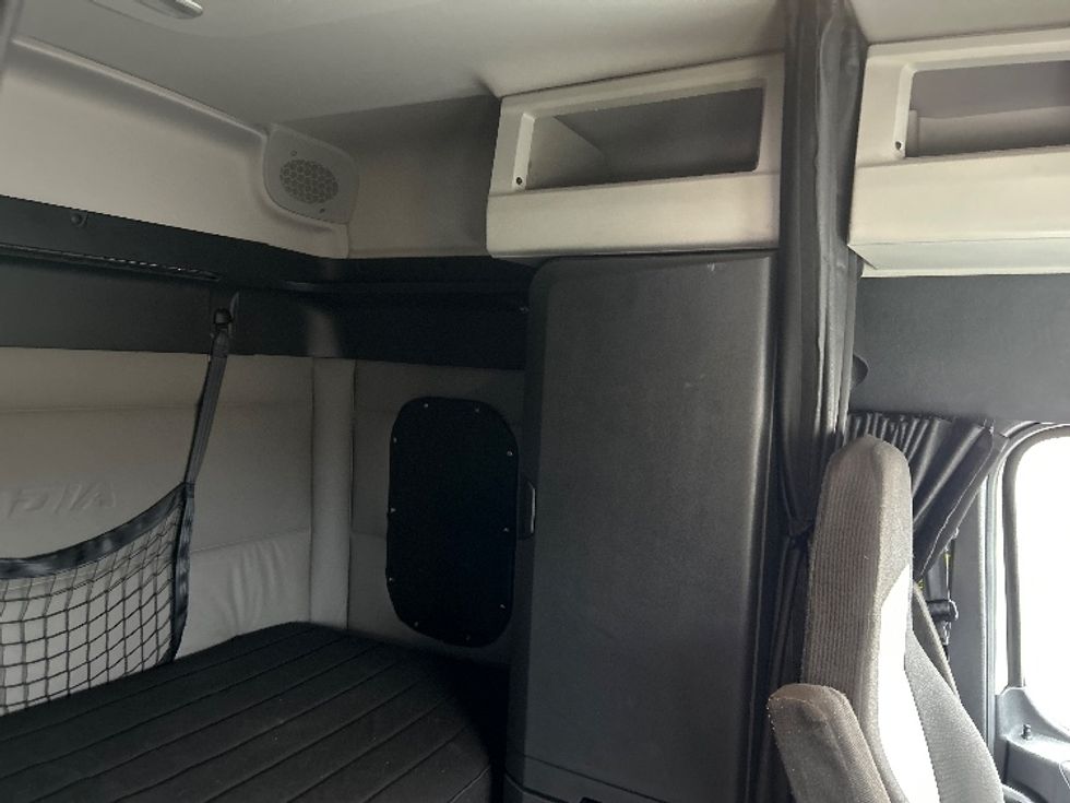 Sleeper Tractor-Heavy Duty Tractors-Freightliner-2021-T11664ST-Elmira-NY-461,880\n\t\tmiles-$ 58,750 - Image 18