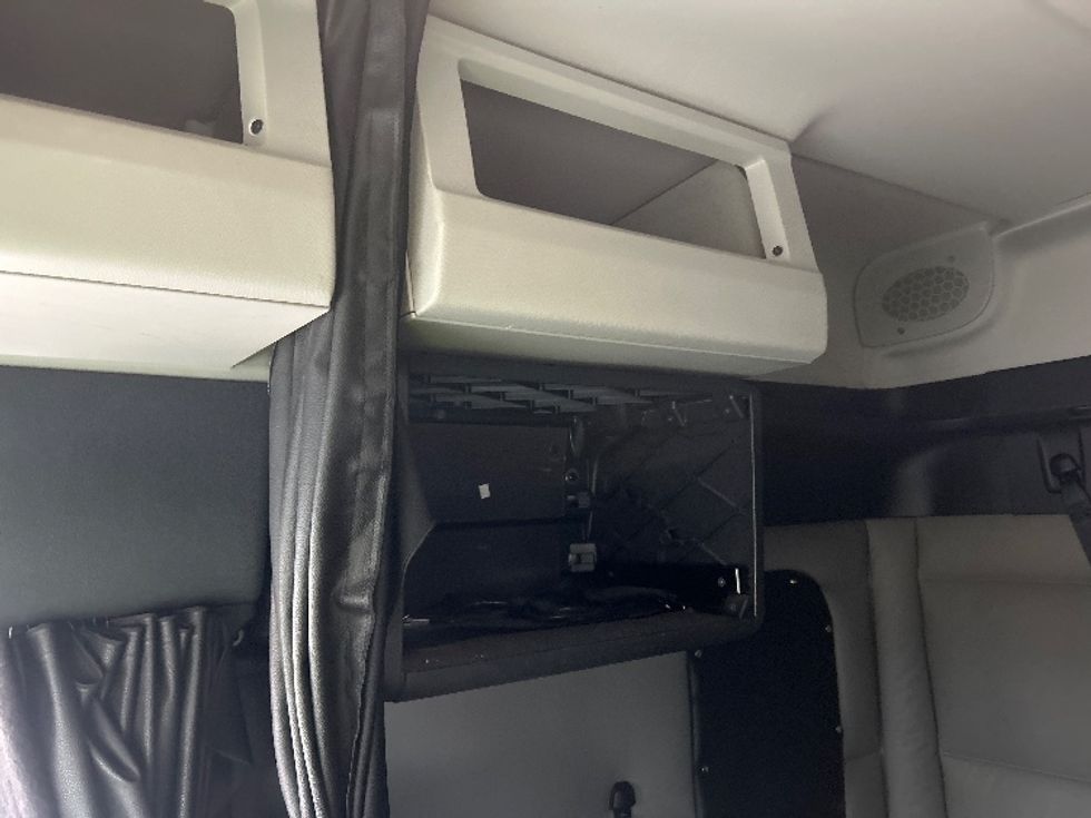 Sleeper Tractor-Heavy Duty Tractors-Freightliner-2021-T11664ST-Elmira-NY-461,880\n\t\tmiles-$ 58,750 - Image 19