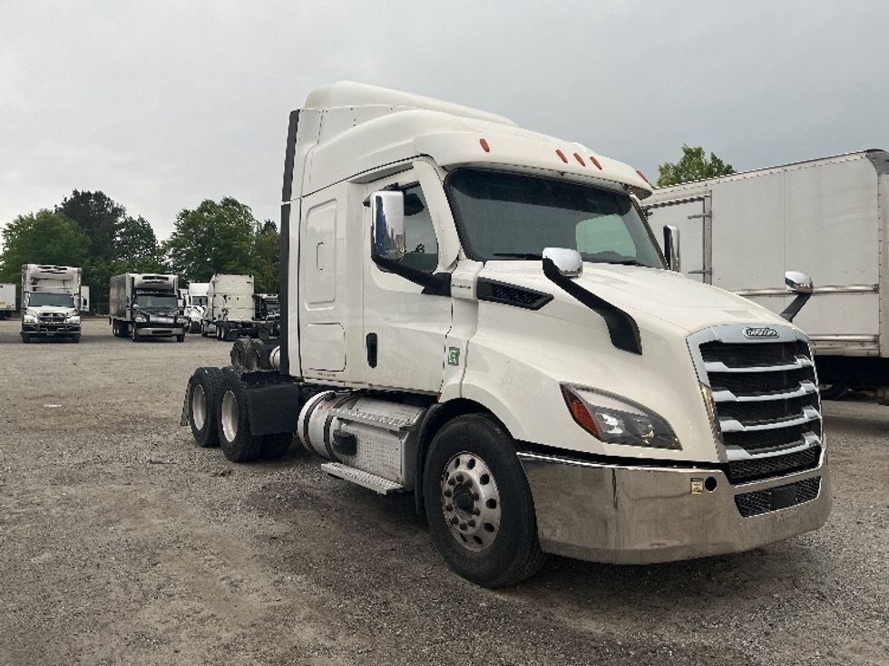 Sleeper Tractor-Heavy Duty Tractors-Freightliner-2021-T11664ST-Forest Park-GA-507,947\n\t\tmiles-$ 61,500 - Image 1