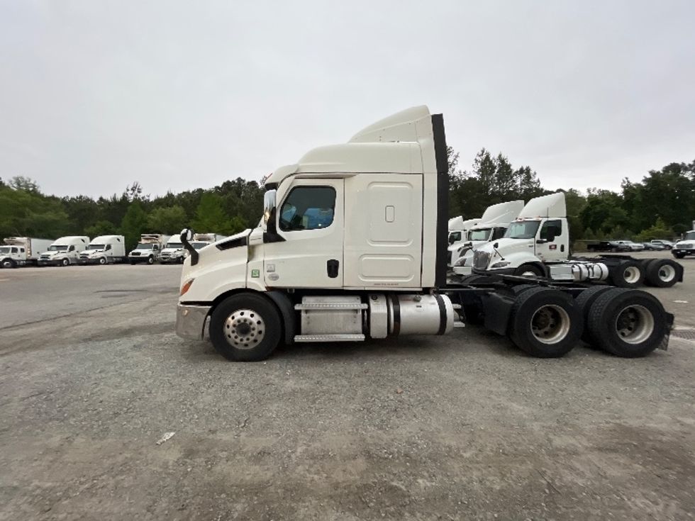 Sleeper Tractor-Heavy Duty Tractors-Freightliner-2021-T11664ST-Forest Park-GA-507,947\n\t\tmiles-$ 61,500 - Image 4