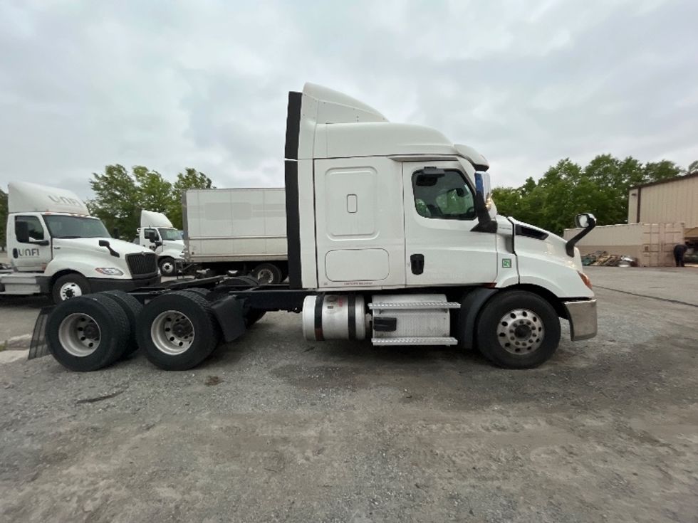 Sleeper Tractor-Heavy Duty Tractors-Freightliner-2021-T11664ST-Forest Park-GA-507,947\n\t\tmiles-$ 61,500 - Image 8