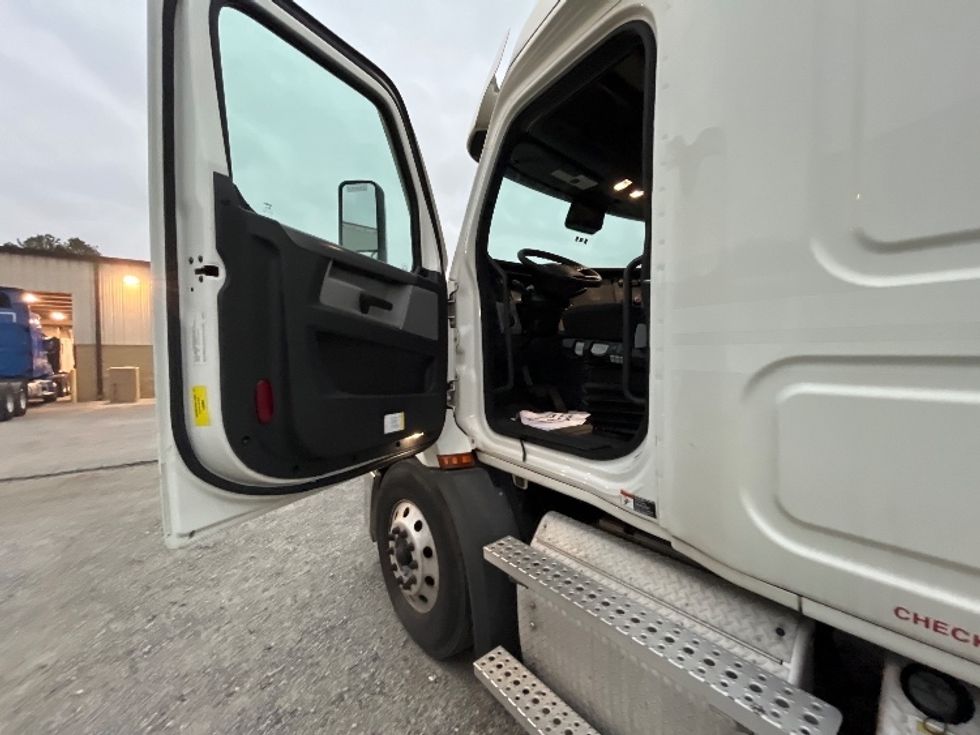 Sleeper Tractor-Heavy Duty Tractors-Freightliner-2021-T11664ST-Forest Park-GA-507,947\n\t\tmiles-$ 61,500 - Image 9