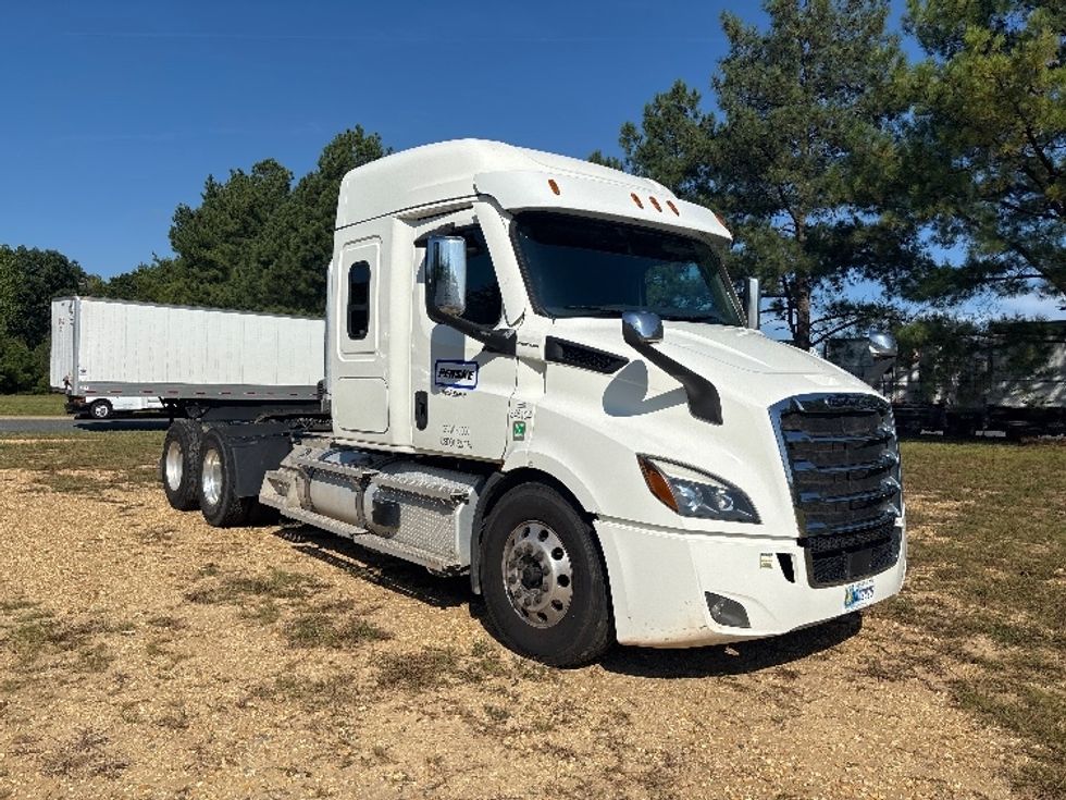 Sleeper Tractor-Heavy Duty Tractors-Freightliner-2021-T11664ST-Fredericksburg-VA-394,778\n\t\tmiles-$ 75,500 - Image 1