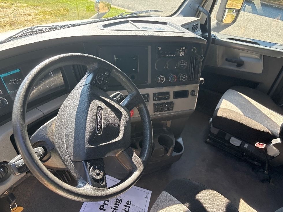 Sleeper Tractor-Heavy Duty Tractors-Freightliner-2021-T11664ST-Fredericksburg-VA-394,778\n\t\tmiles-$ 75,500 - Image 10