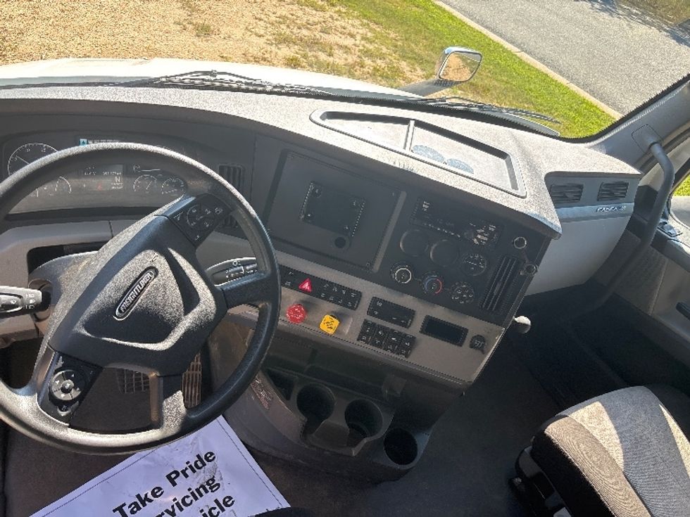 Sleeper Tractor-Heavy Duty Tractors-Freightliner-2021-T11664ST-Fredericksburg-VA-394,778\n\t\tmiles-$ 75,500 - Image 11