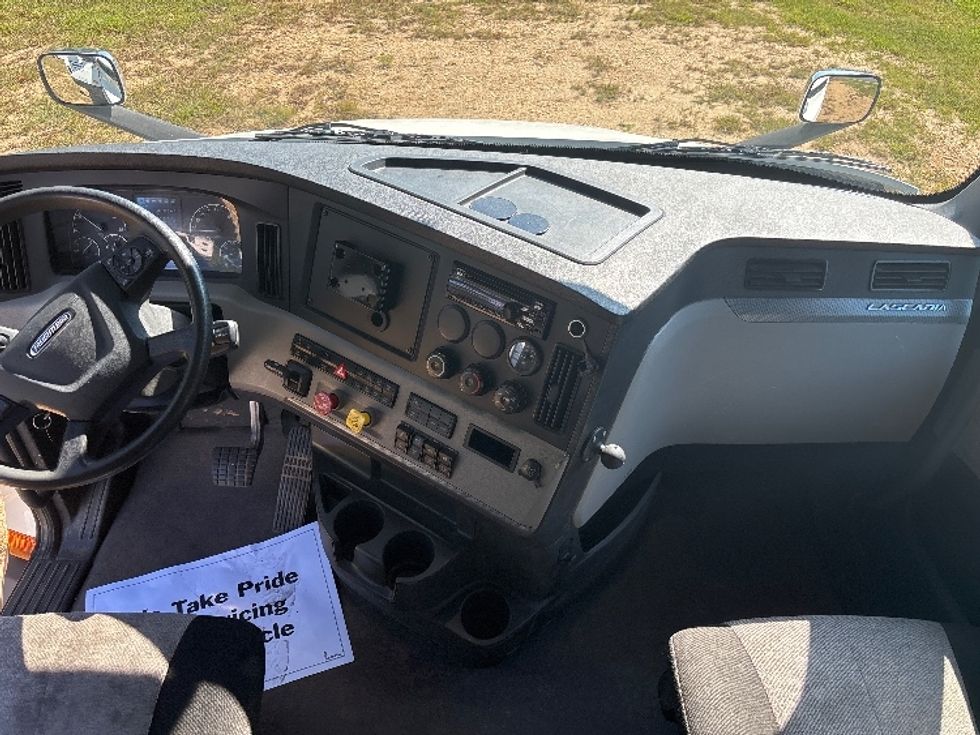 Sleeper Tractor-Heavy Duty Tractors-Freightliner-2021-T11664ST-Fredericksburg-VA-394,778\n\t\tmiles-$ 75,500 - Image 12