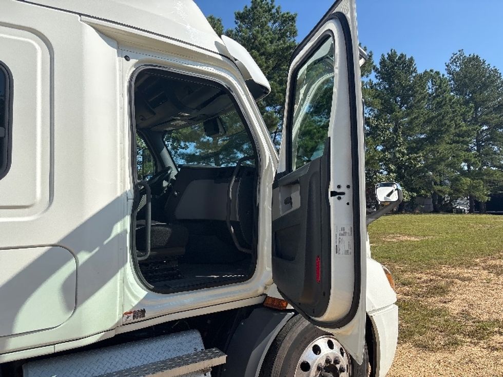 Sleeper Tractor-Heavy Duty Tractors-Freightliner-2021-T11664ST-Fredericksburg-VA-394,778\n\t\tmiles-$ 75,500 - Image 13